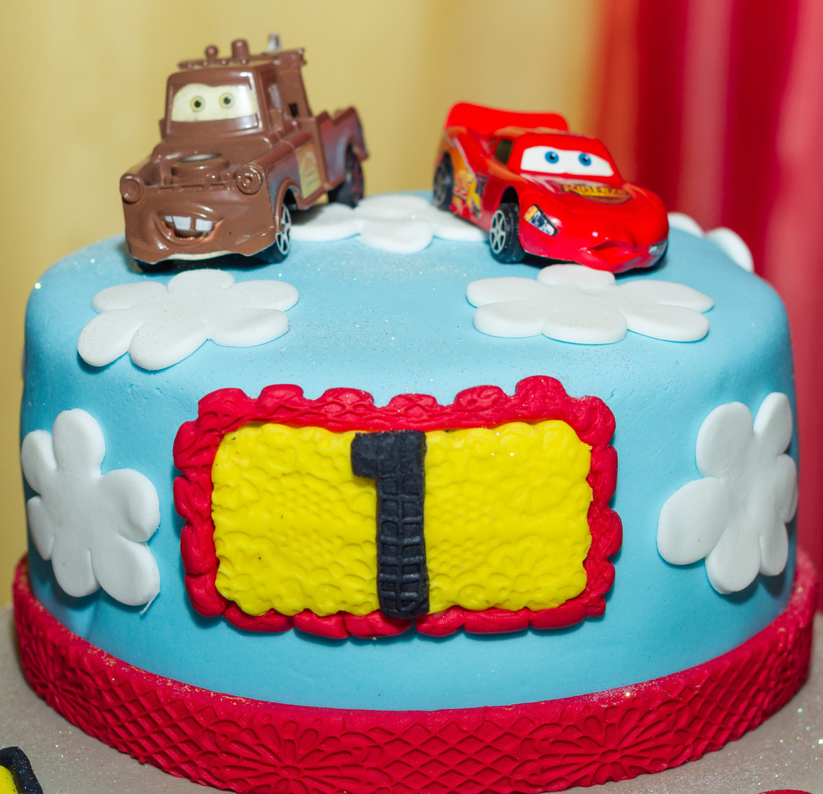 Bolo personalizado com Mate e Relâmpago McQueen pelo fotógrafo Douglas Maia
