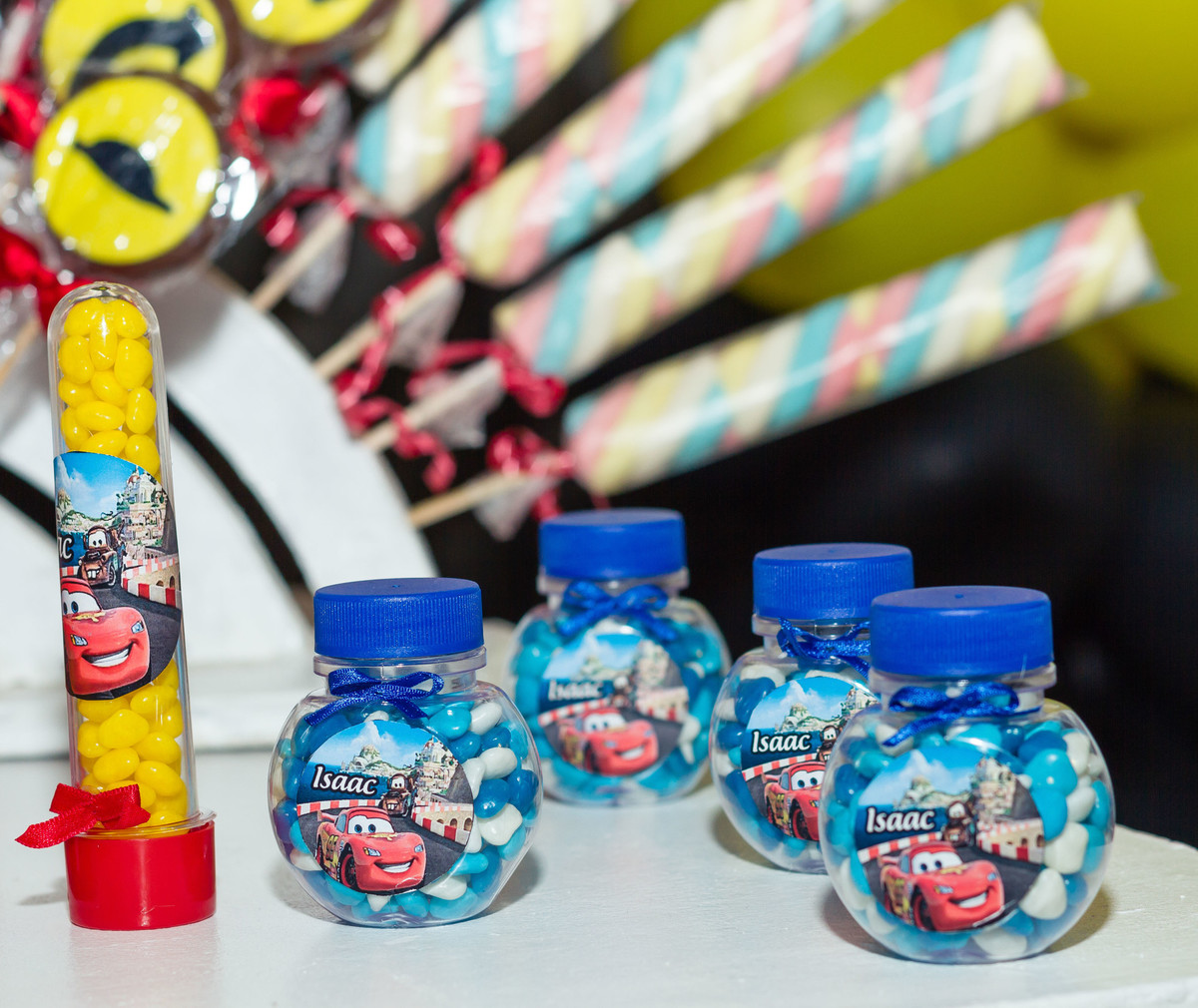 Pirulitos de marshmallow e tubetes Tema Carros pelo fotógrafo Douglas Maia