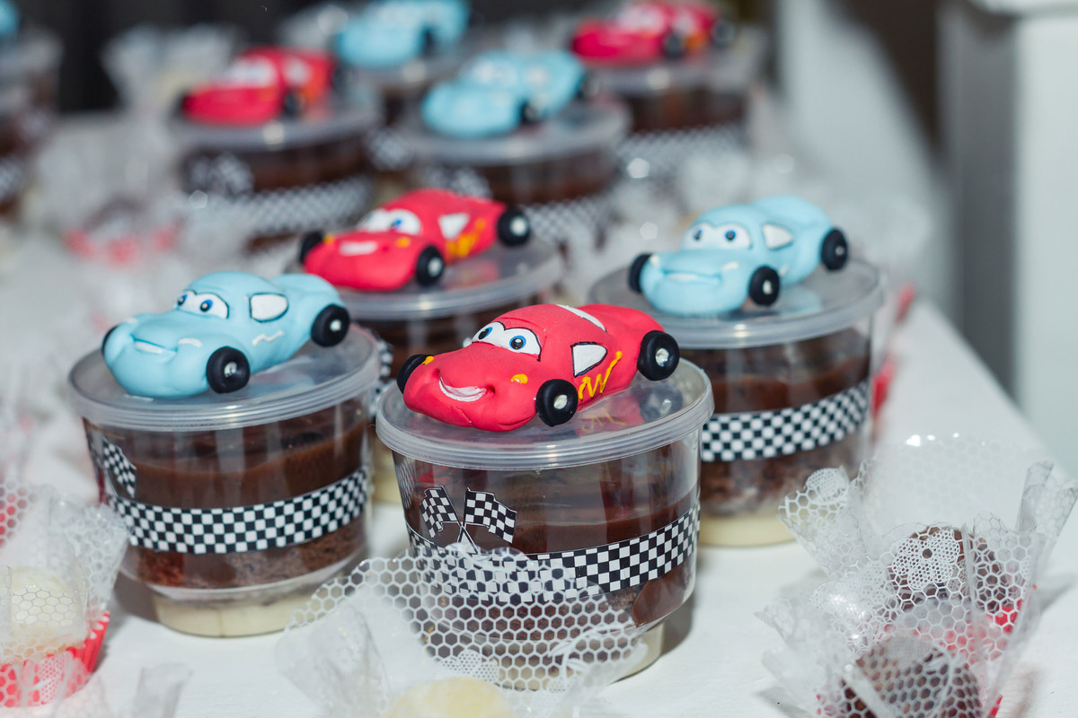 Doces personalizados com Relâmpago McQueen Tema Carros pelo fotógrafo Douglas Maia