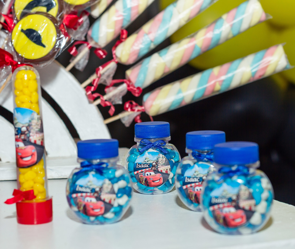 Pirulitos de marshmallow e tubete bolinha Tema Carros pelo fotógrafo Douglas Maia