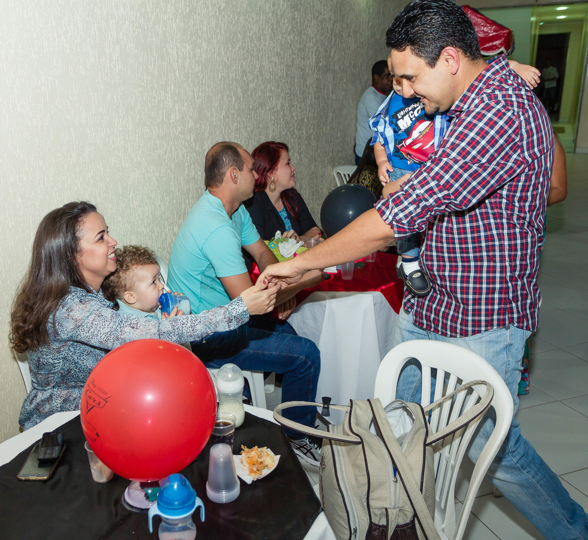 Isaac e seu pai cumprimentam os convidados com alegria pelo fotógrafo Douglas Maia