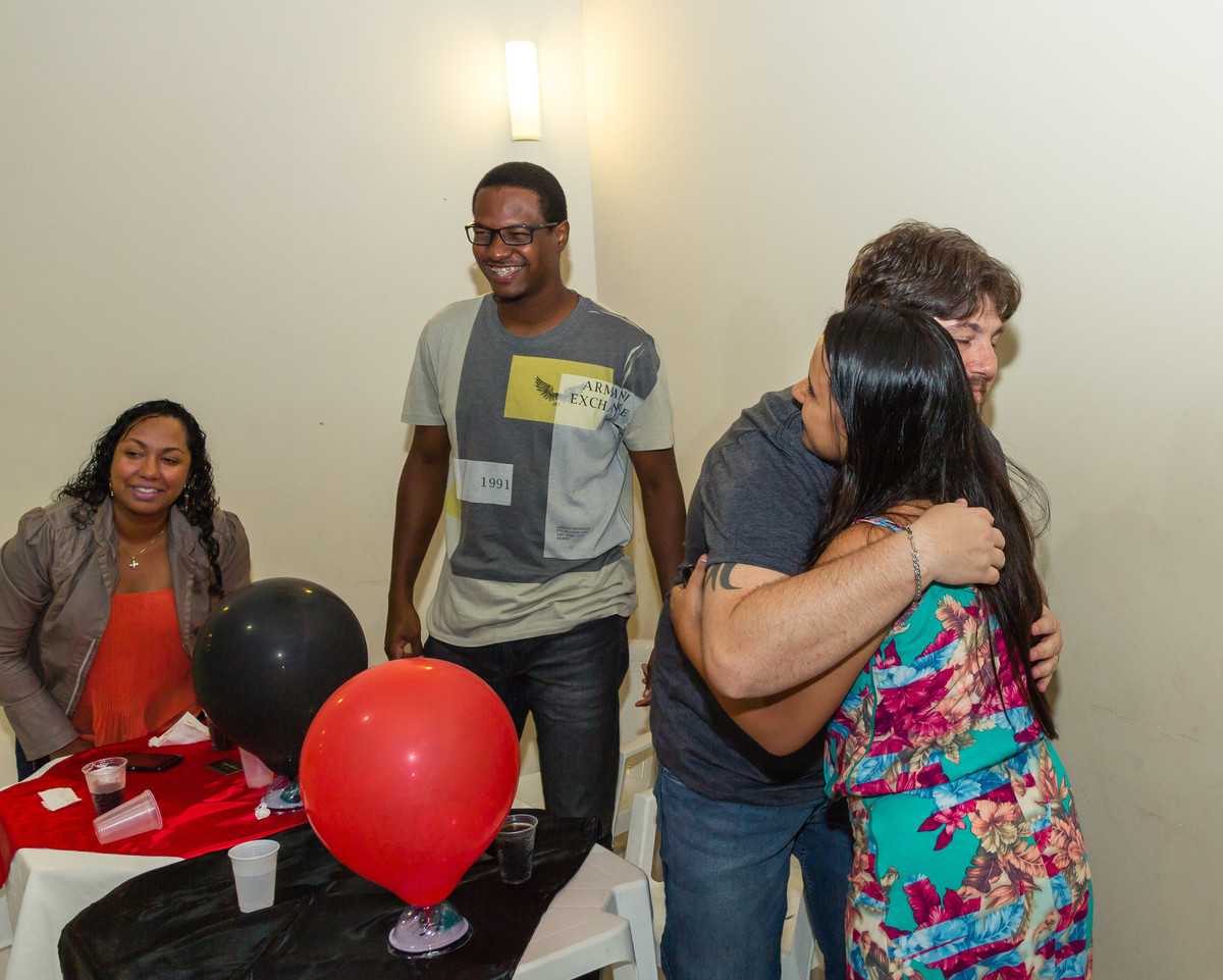Mãe cumprimenta convidado  pelo fotógrafo Douglas Maia