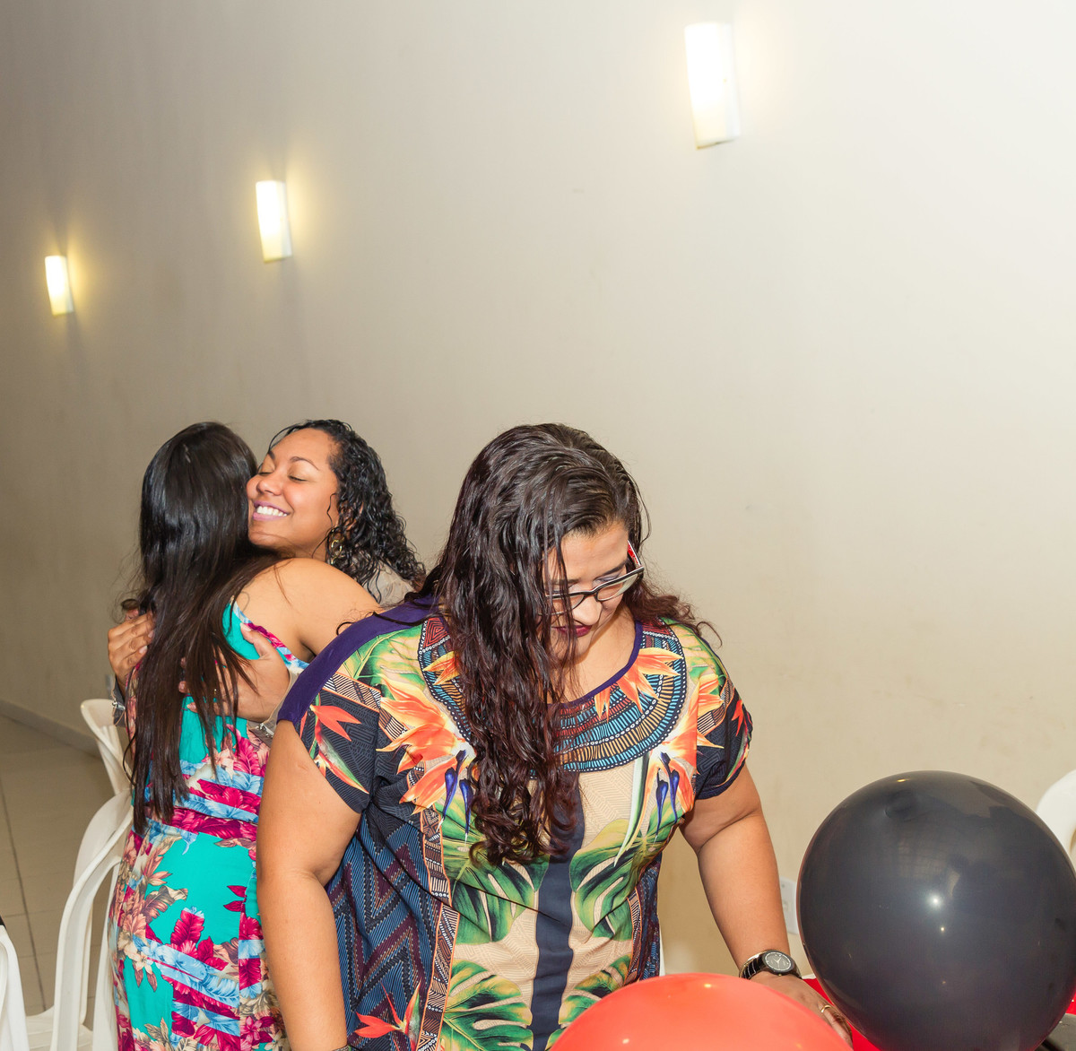 Mãe abraça convidada  pelo fotógrafo Douglas Maia