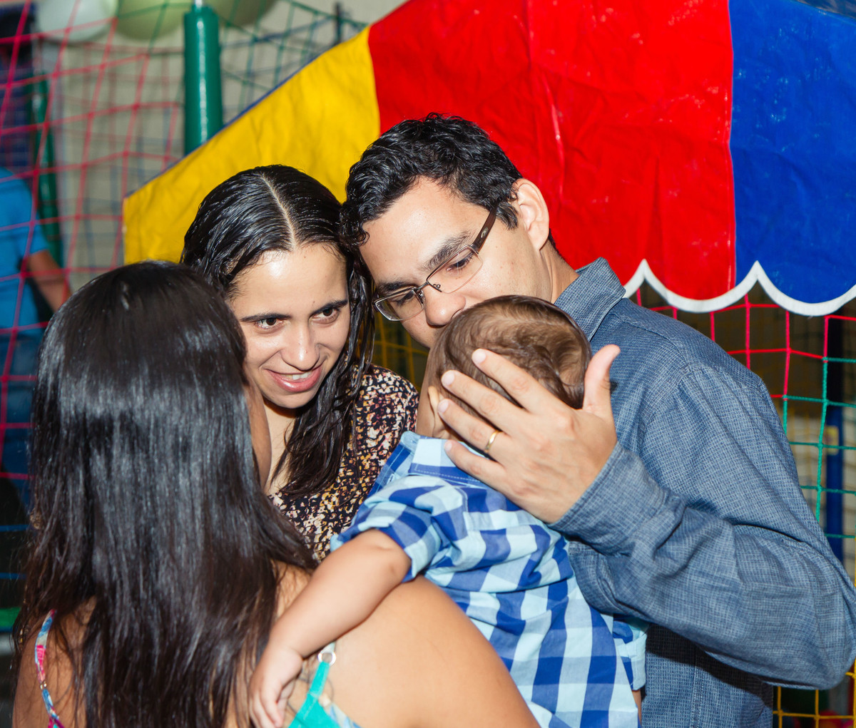 Convidado brinca com Isaac  pelo fotógrafo Douglas Maia
