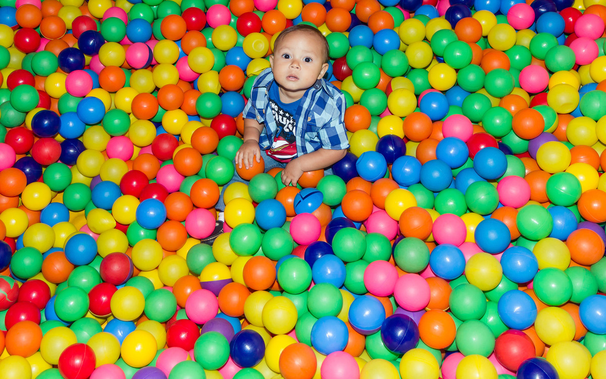 Isaac na piscina de bolinhas pelo fotógrafo Douglas Maia