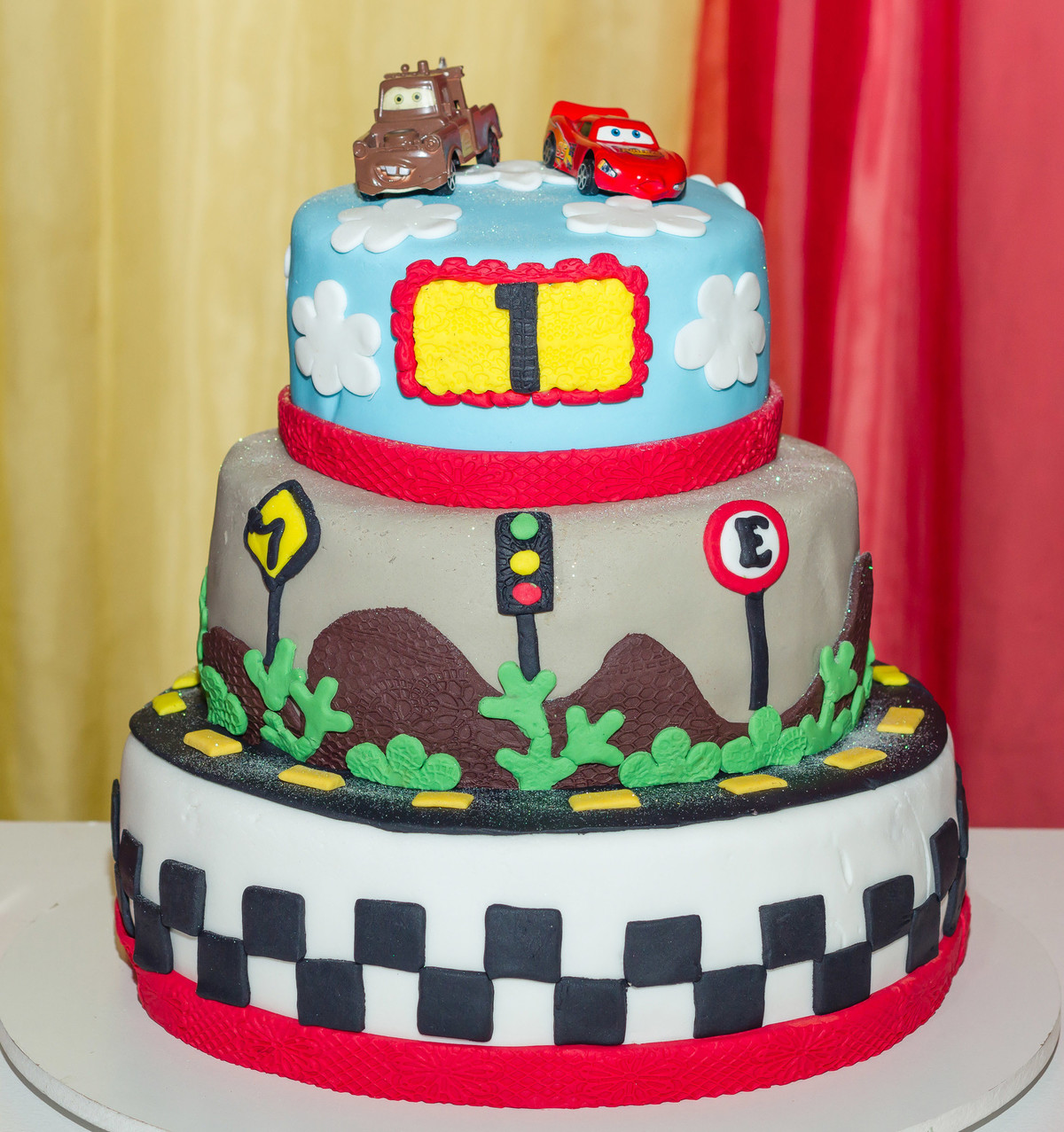 Bolo com Tema Carros pelo fotógrafo Douglas Maia