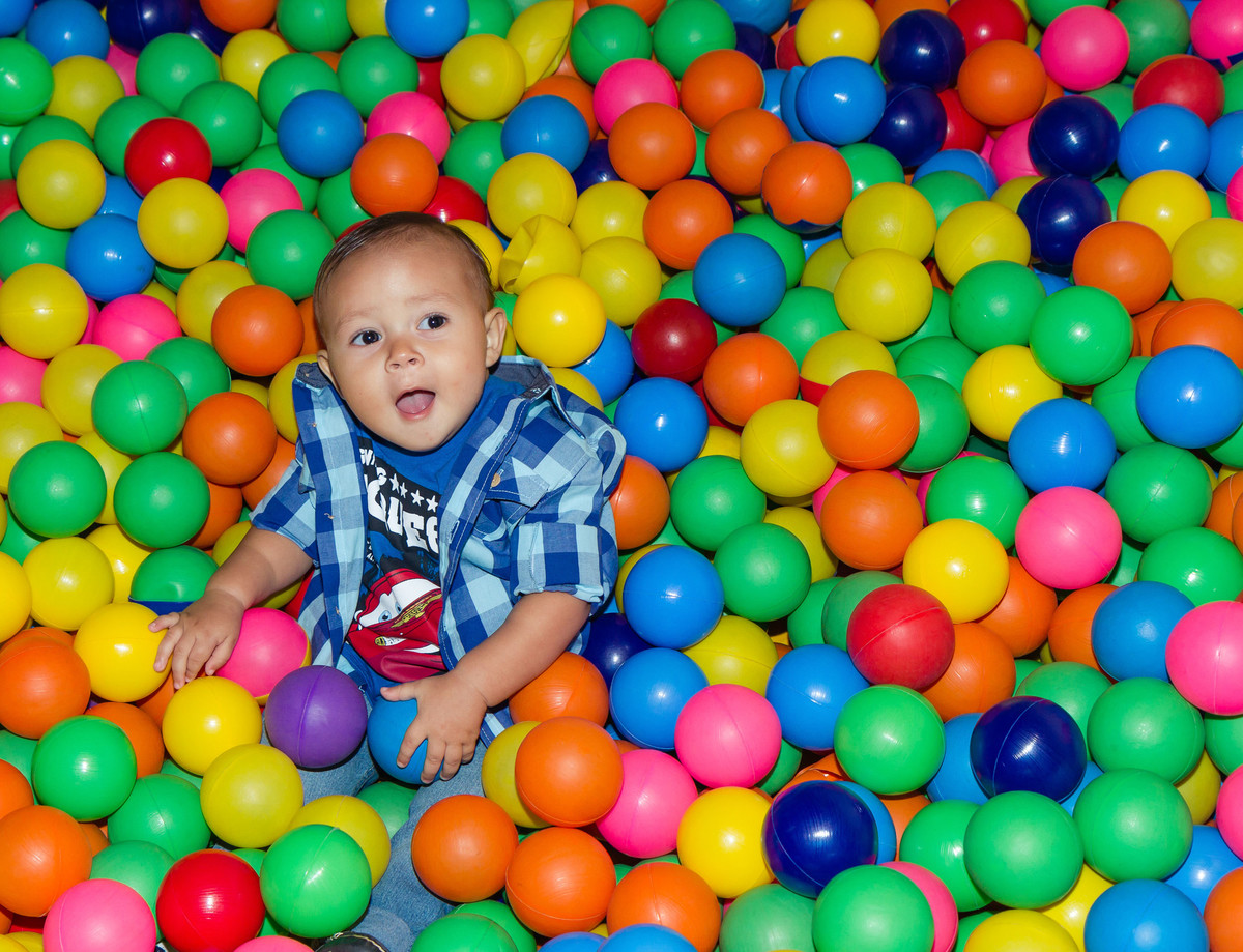 Bagunça na piscina de bolinhas pelo fotógrafo Douglas Maia