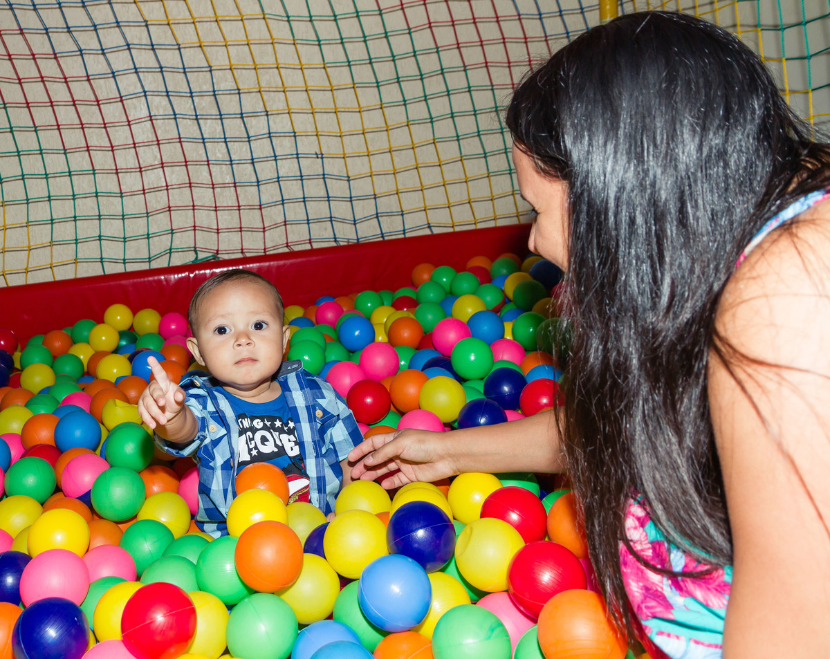 Isaac com a mamãe na piscina de bolinhas pelo fotógrafo Douglas Maia