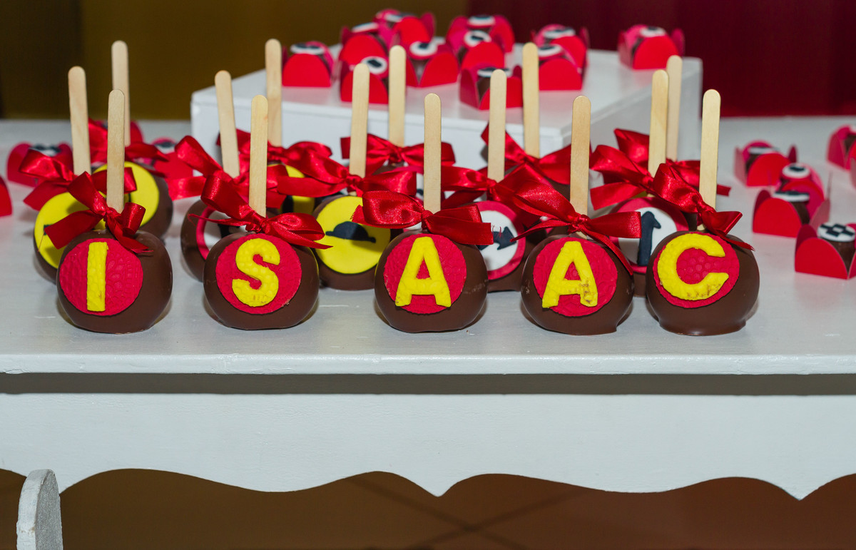 Maça de chocolate no palito Isaac pelo fotógrafo Douglas Maia