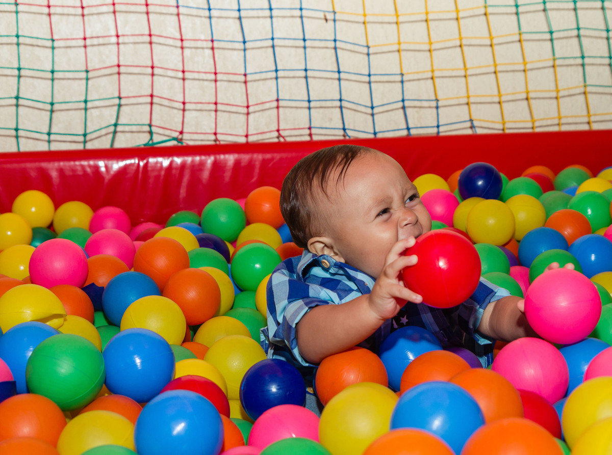 Isaac brincando na piscina de bolinhas pelo fotógrafo Douglas Maia