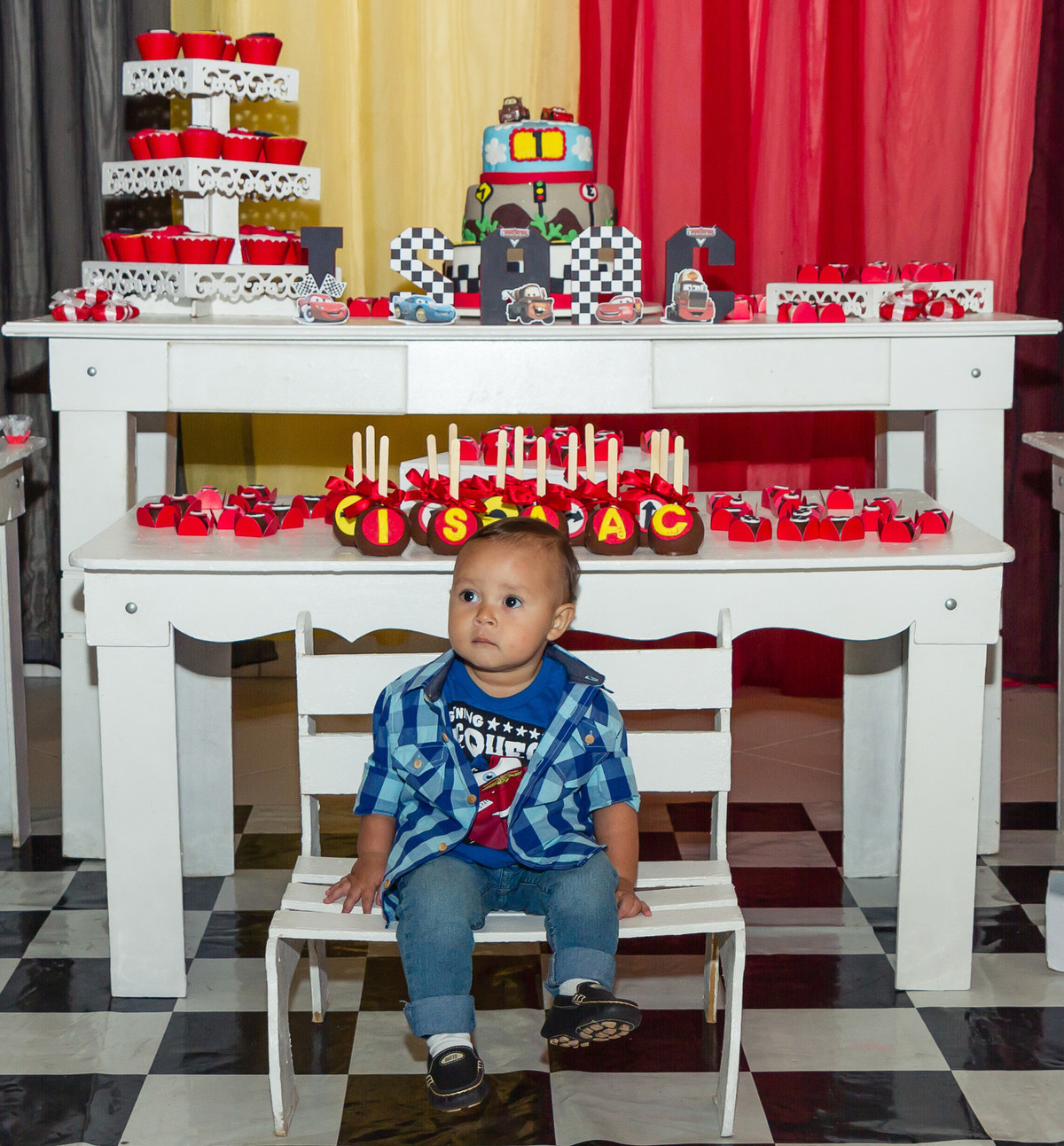 Isaac sentado no banquinho  pelo fotógrafo Douglas Maia