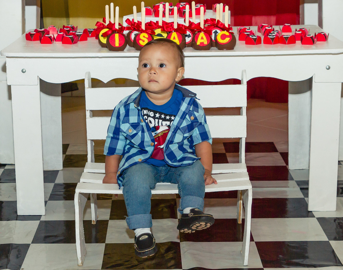 Isaac faz pose no banquinho  pelo fotógrafo Douglas Maia