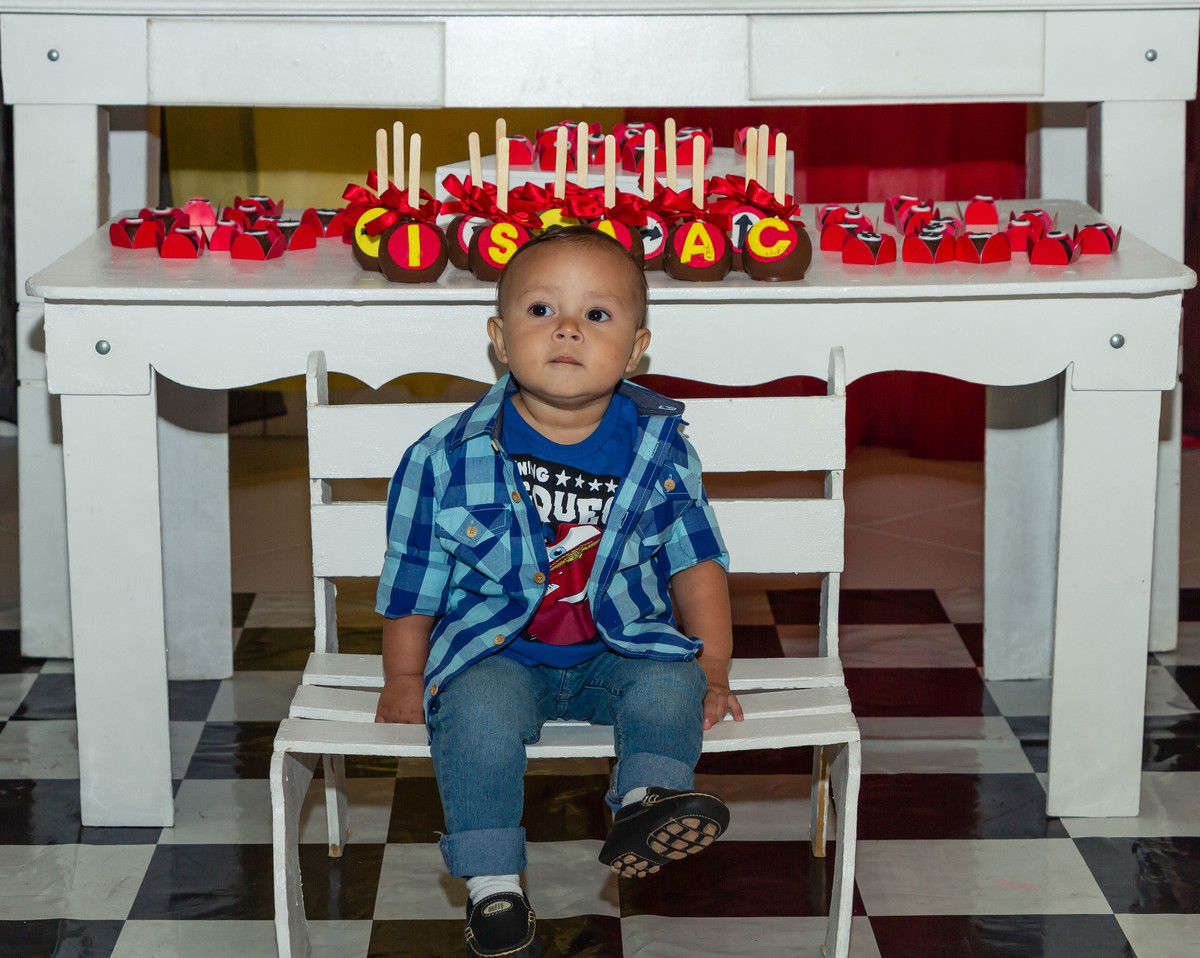 Isaac sério  pelo fotógrafo Douglas Maia