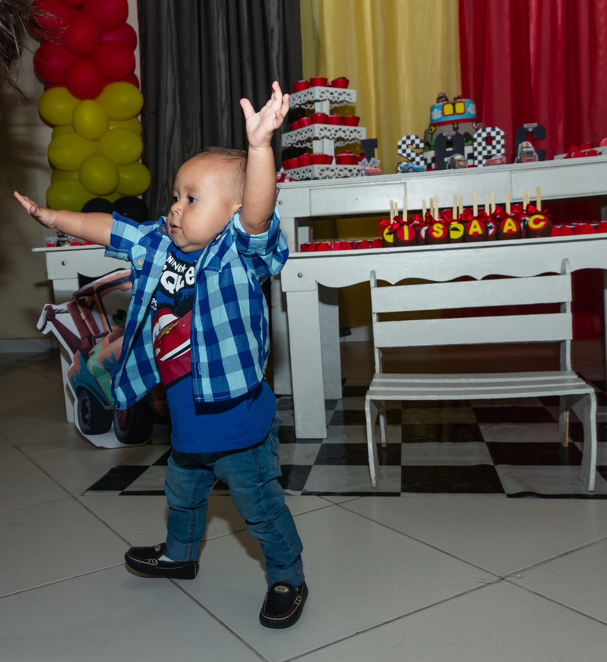 Isaac levanta os braços  pelo fotógrafo Douglas Maia