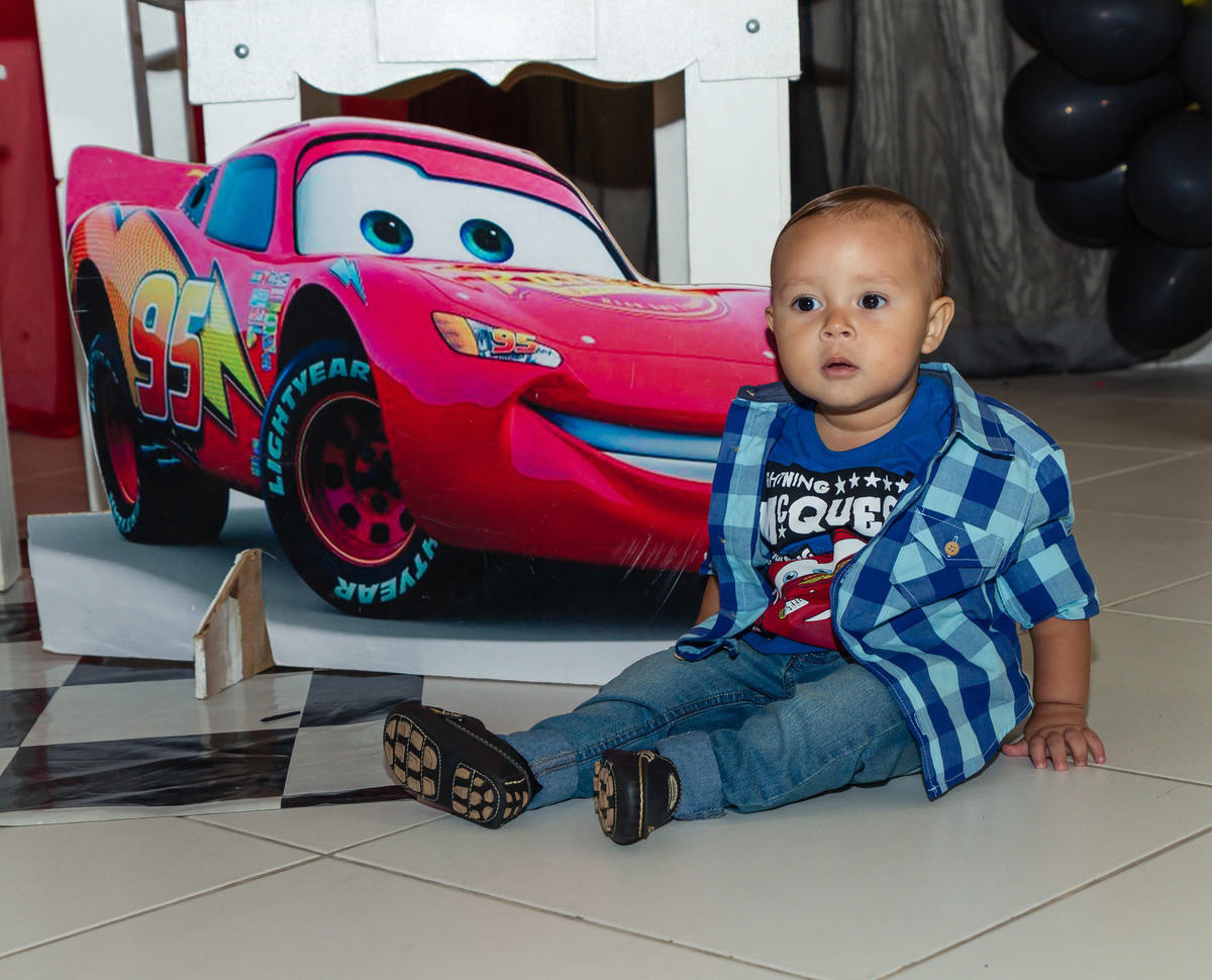 Isaac posa ao lado de Relâmpago McQueen pelo fotógrafo Douglas Maia