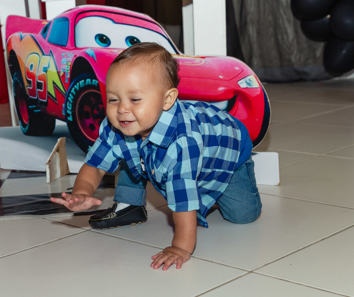 Isaac sorrindo pelo fotógrafo Douglas Maia