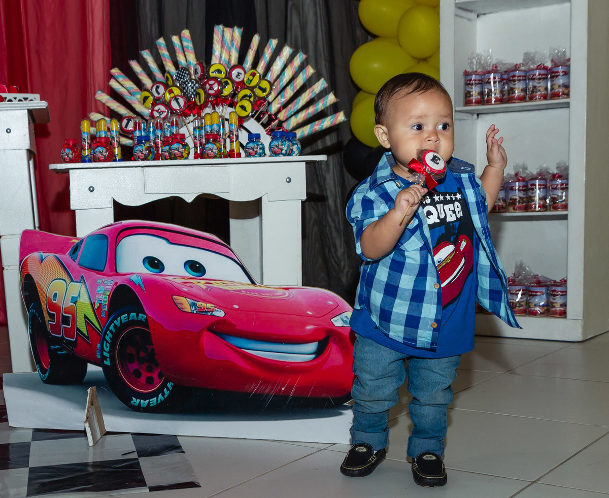 Isaac com pirulito de chocolate pelo fotógrafo Douglas Maia