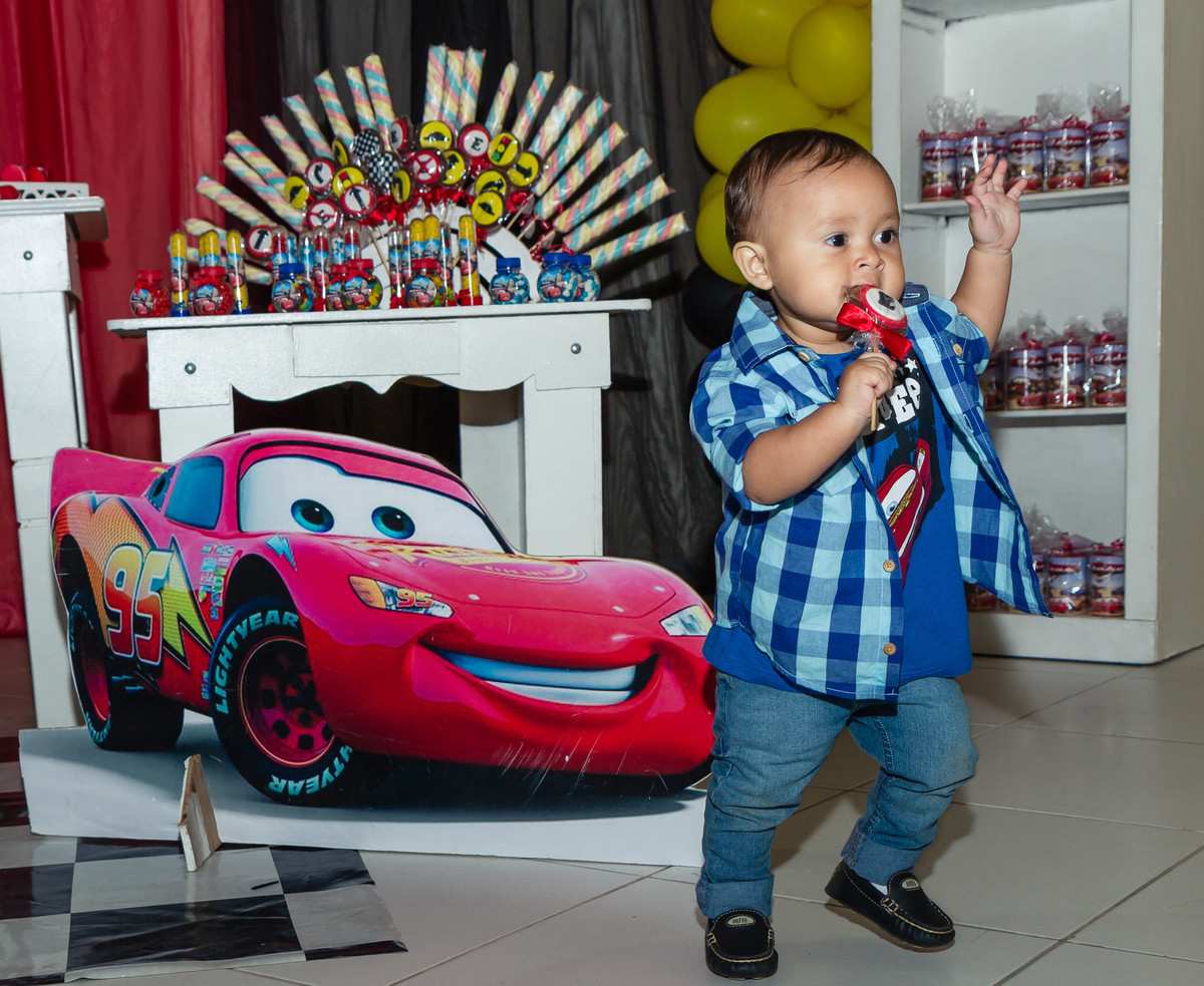 Isaac e o campeão Relâmpago McQueen pelo fotógrafo Douglas Maia