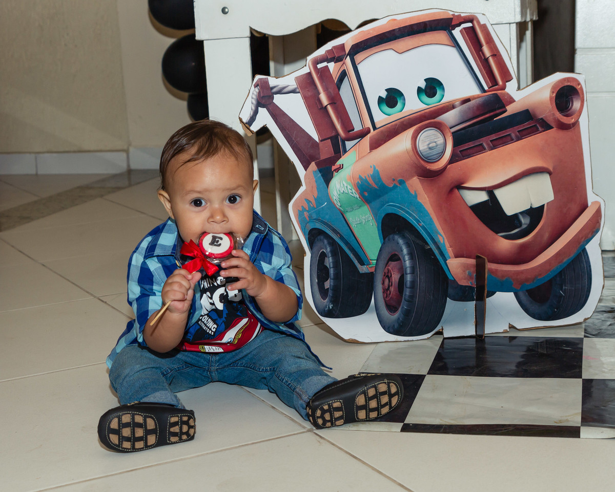 Isaac come pirulito de chocolate  pelo fotógrafo Douglas Maia
