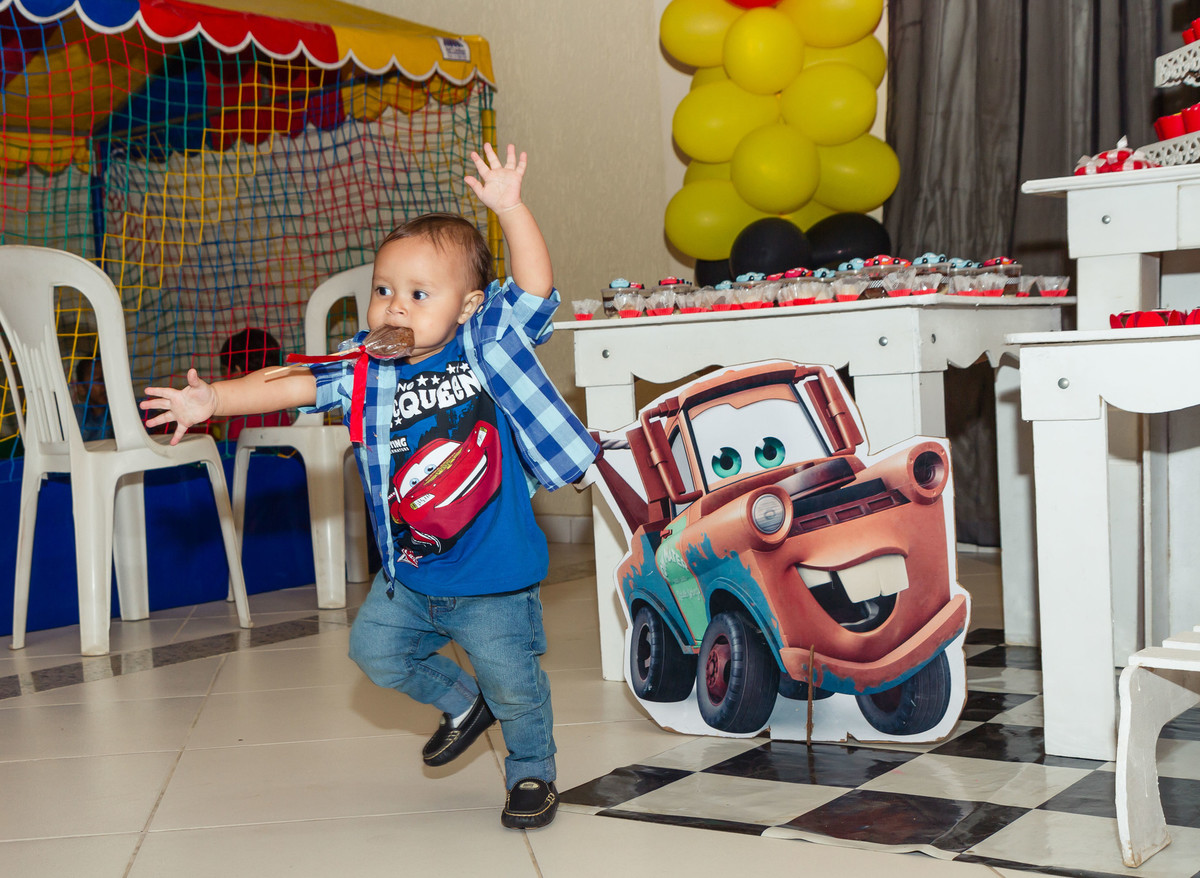 Isaac com pirulito ao lado de Mate  pelo fotógrafo Douglas Maia