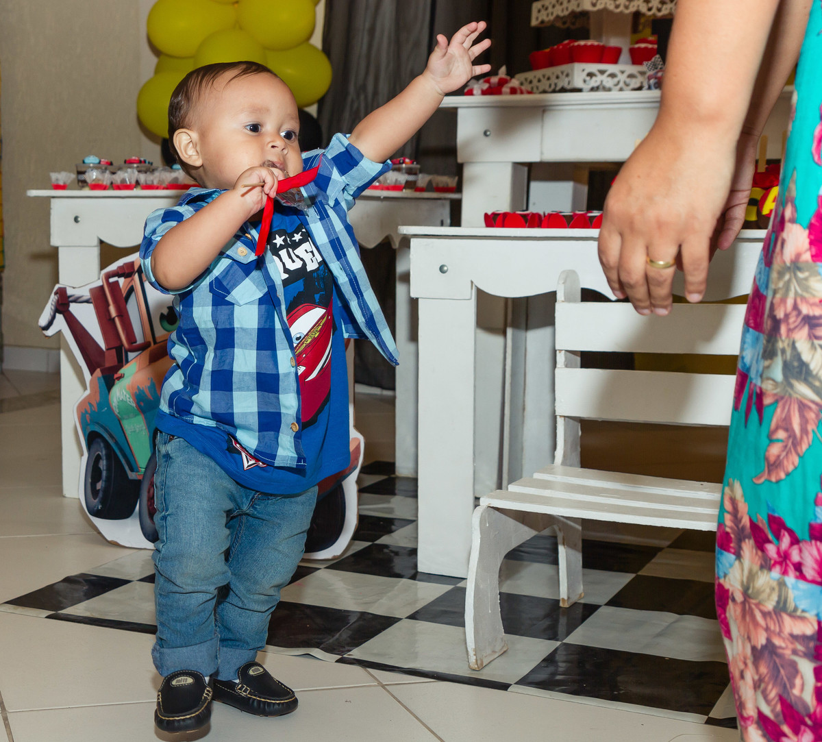Isaac segura pirulito  pelo fotógrafo Douglas Maia