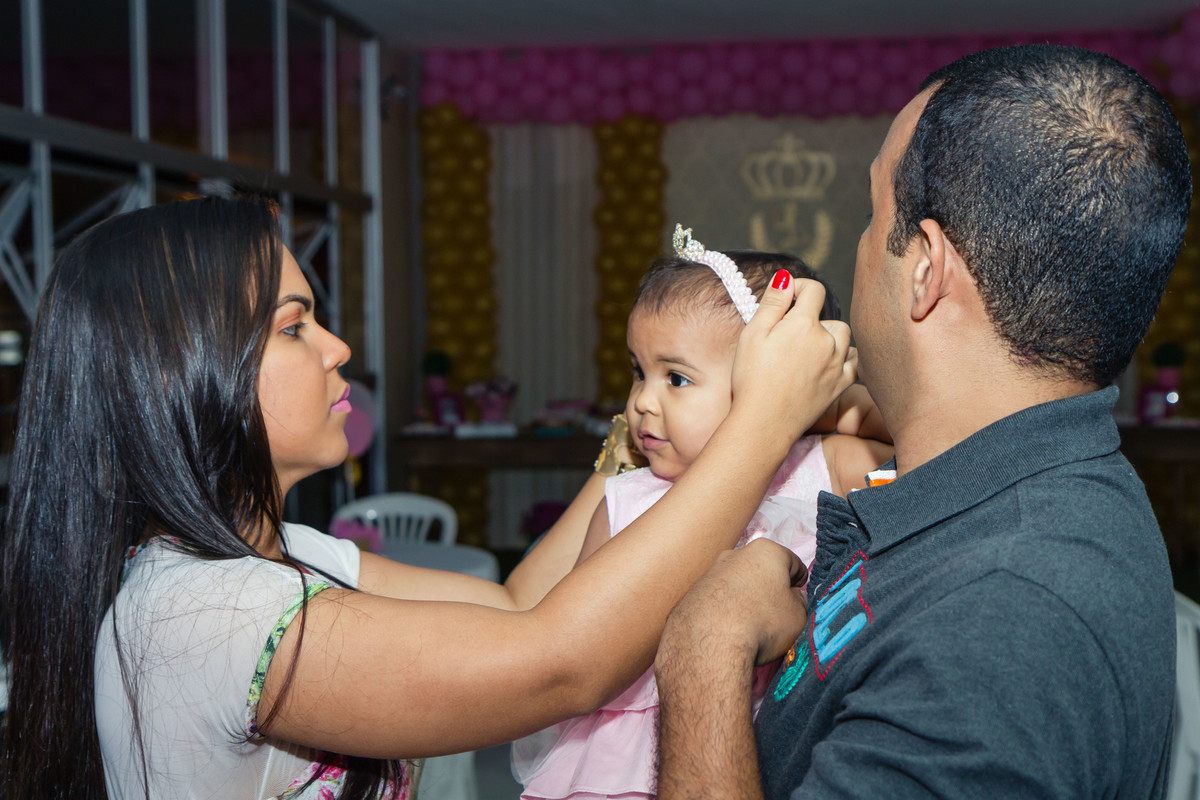 Mãe arruma a tiara pelo fotógrafo Douglas Maia