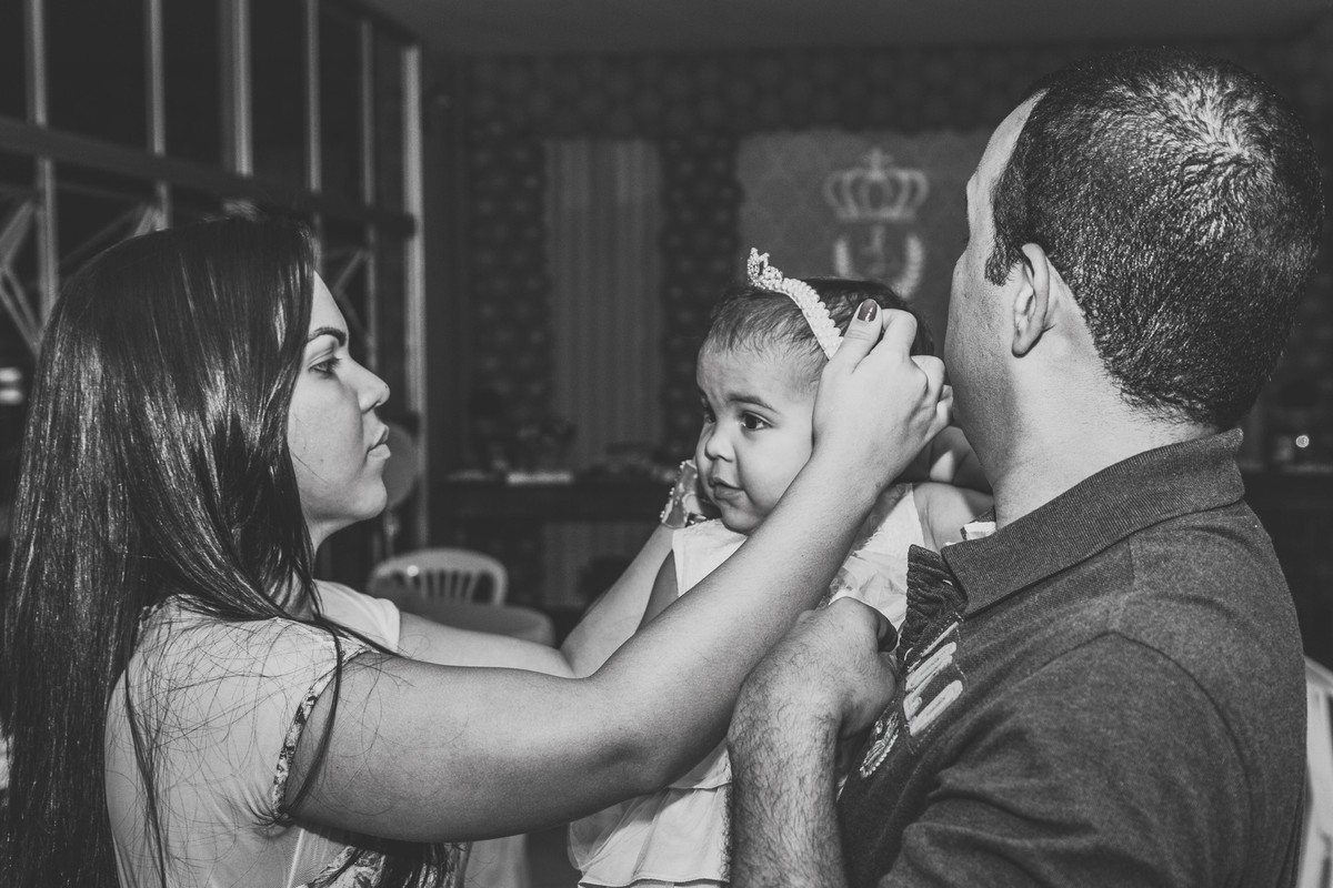 Arrumando a tiara pelo fotógrafo Douglas Maia