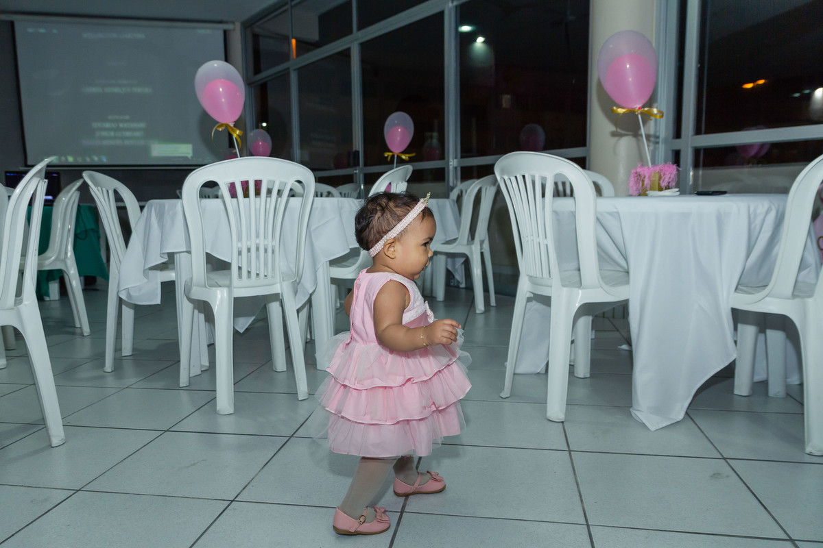 Luísa no salão de festas pelo fotógrafo Douglas Maia