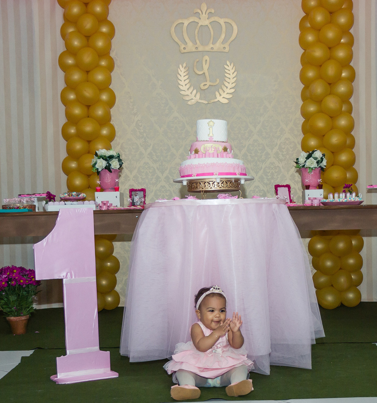 Luísa sentada no chão pelo fotógrafo Douglas Maia