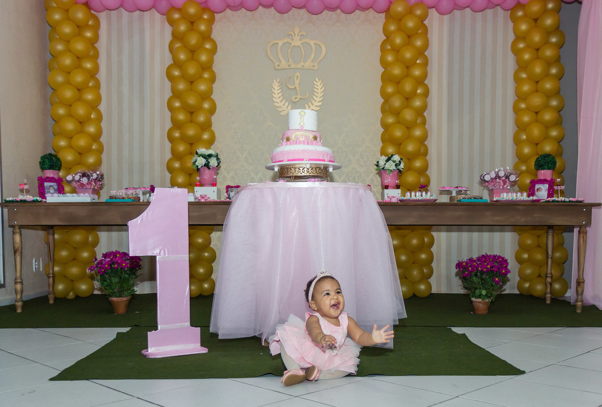 Luísa sentada festeja pelo fotógrafo Douglas Maia