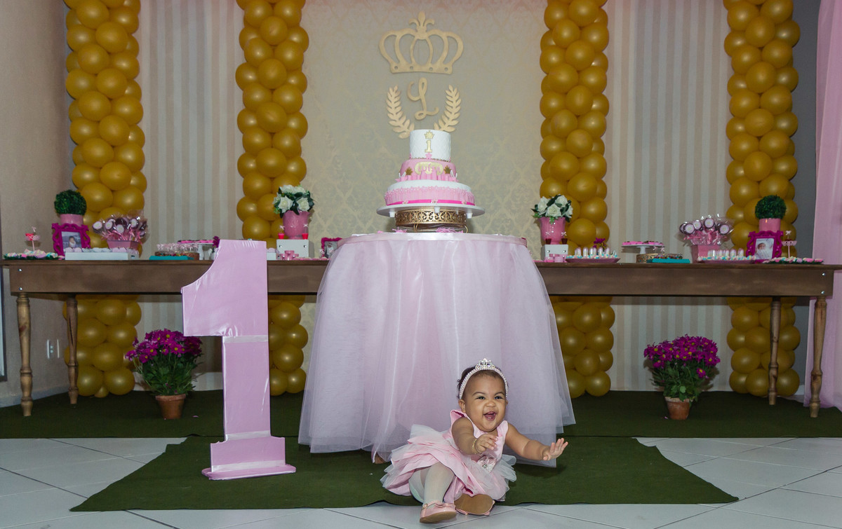 Luísa sentada feliz pelo fotógrafo Douglas Maia