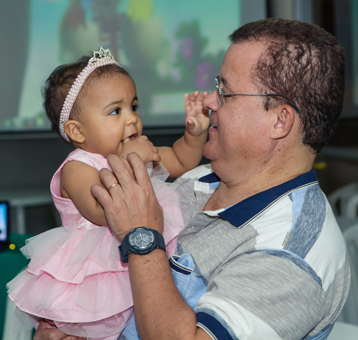 Lu no colo de convidado pelo fotógrafo Douglas Maia