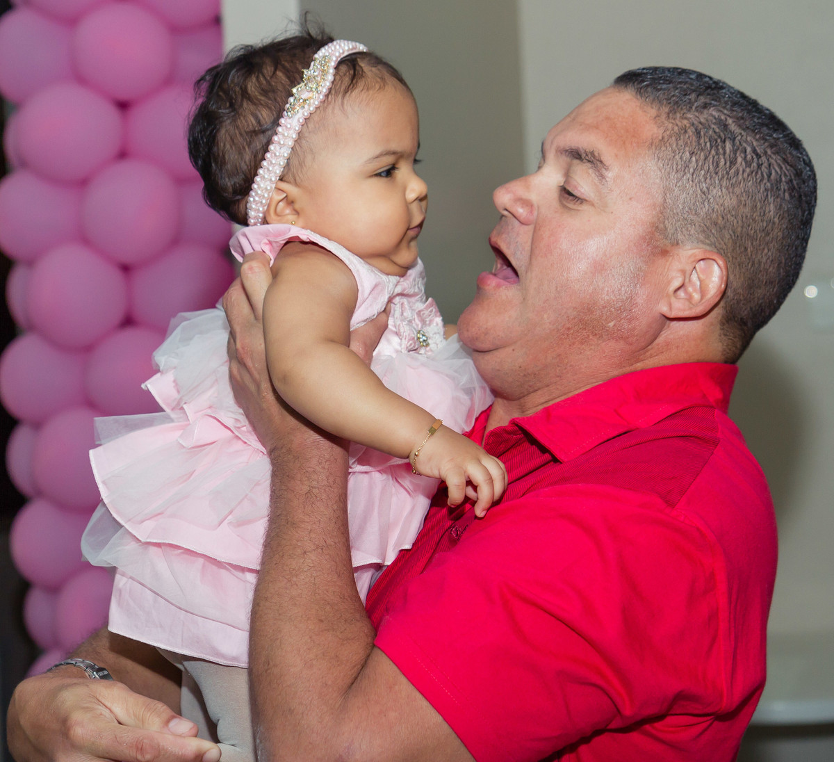 Homem segura Luísa pelo fotógrafo Douglas Maia