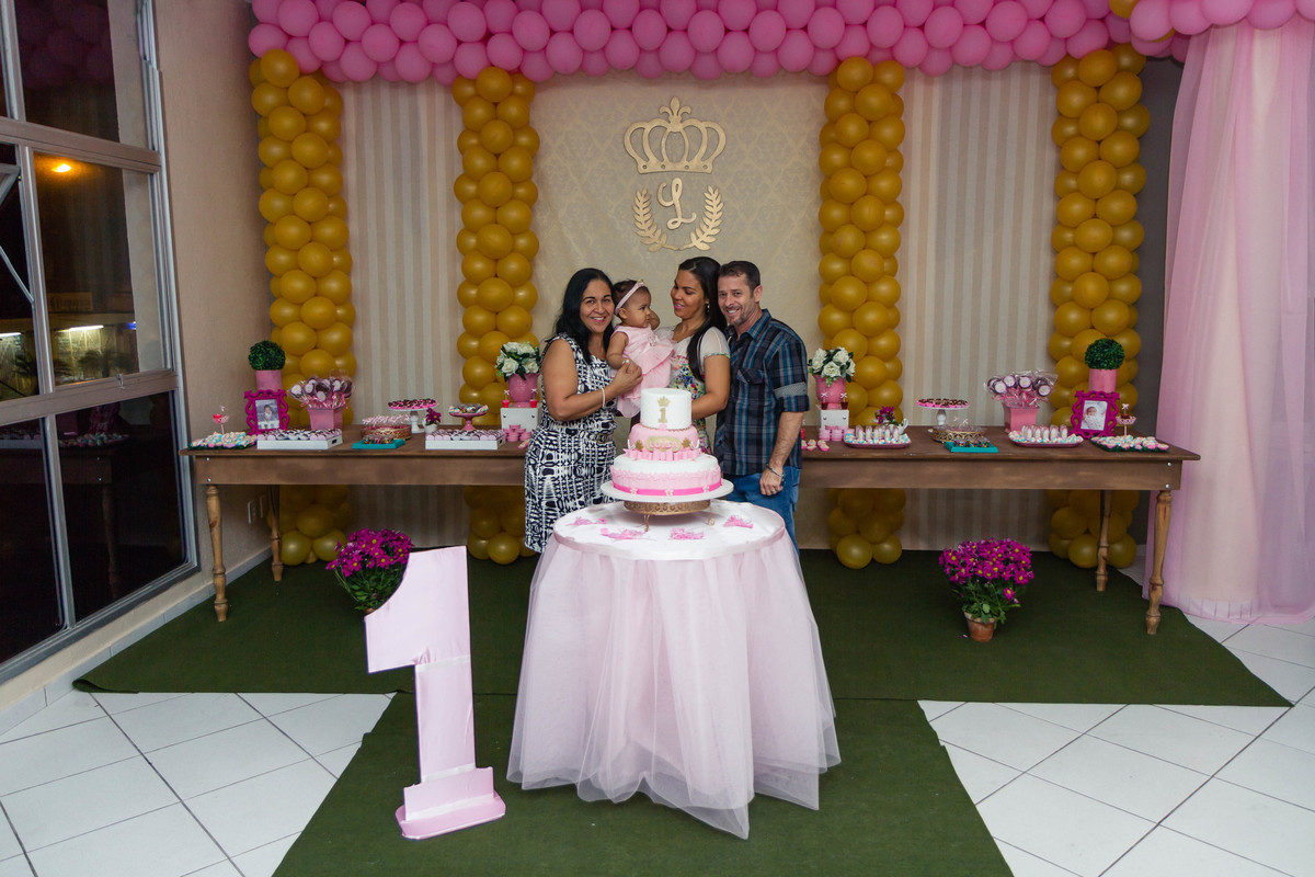 Homem e mulher posam para foto com luísa pelo fotógrafo Douglas Maia