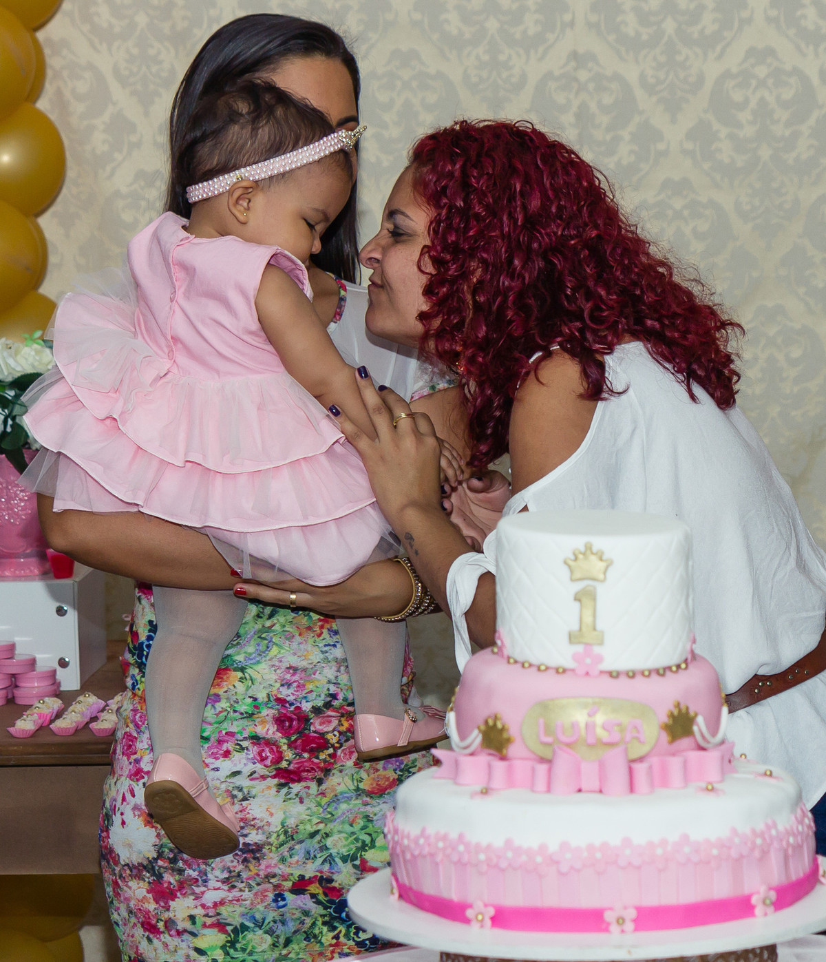 Moça brinca com Luísa pelo fotógrafo Douglas Maia