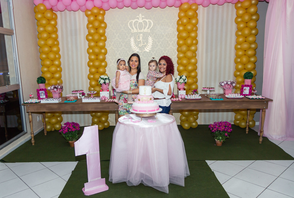 Luísa ao lado de amiguinha pelo fotógrafo Douglas Maia