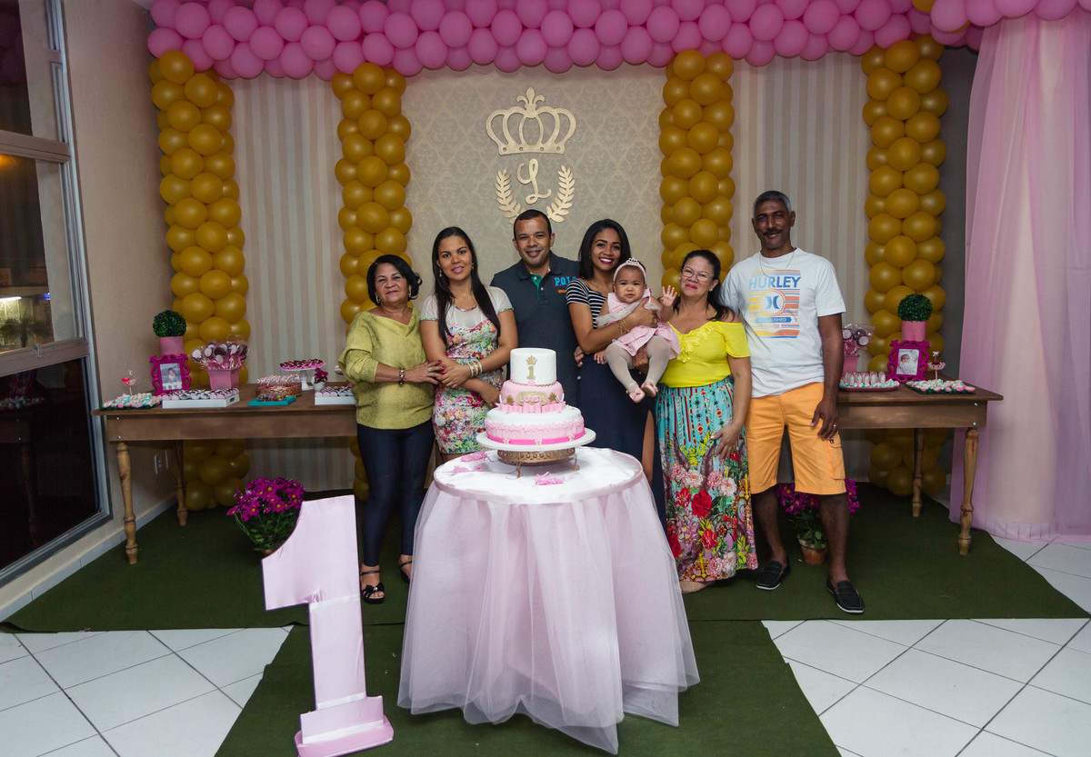 Luísa e familiares alegres pelo fotógrafo Douglas Maia