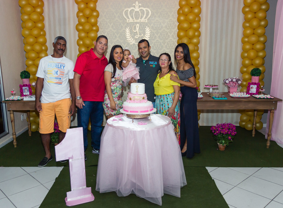 Luísa e familiares alegres pelo fotógrafo Douglas Maia