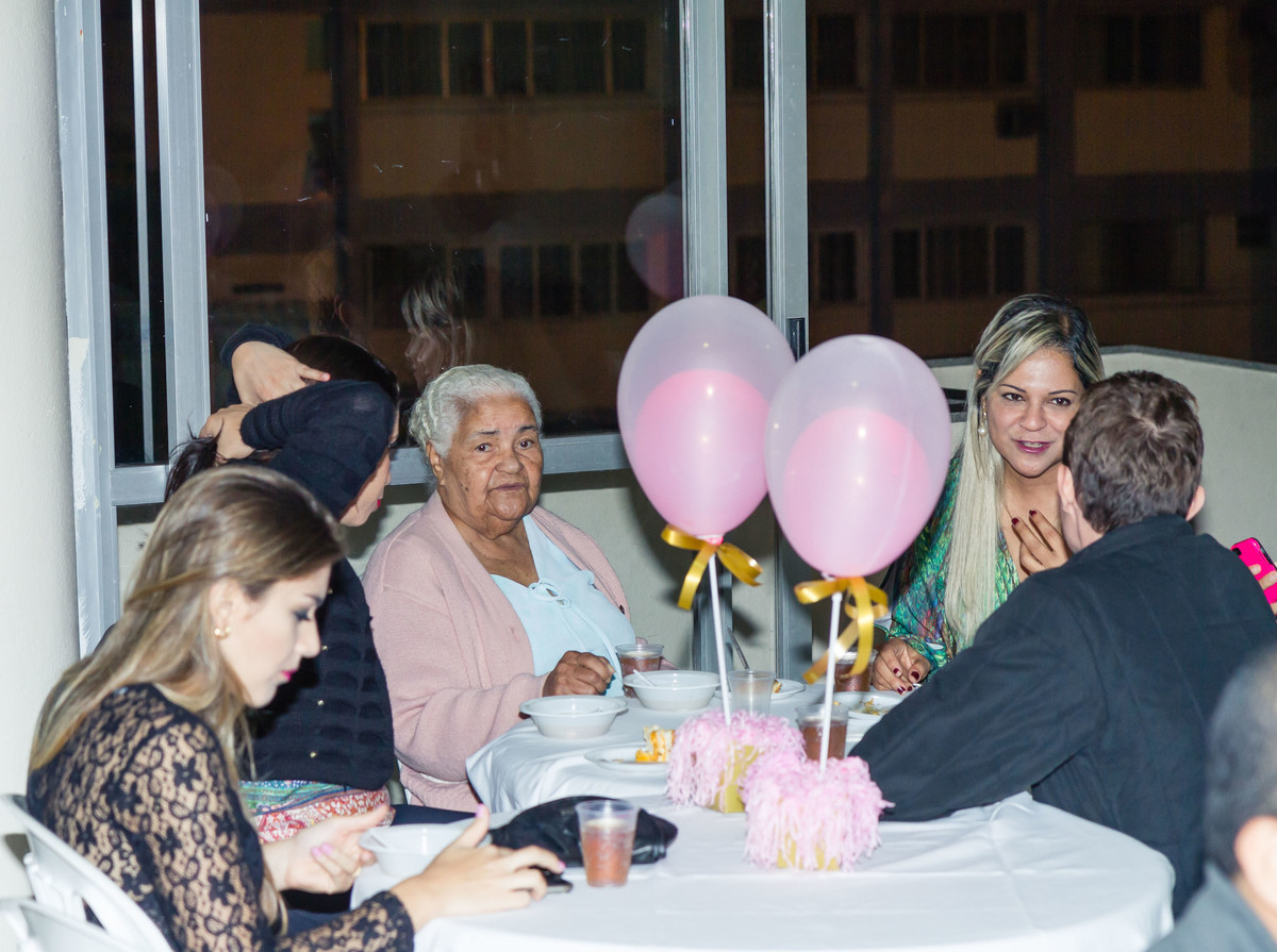 Senhora na festa da Luísa pelo fotógrafo Douglas Maia