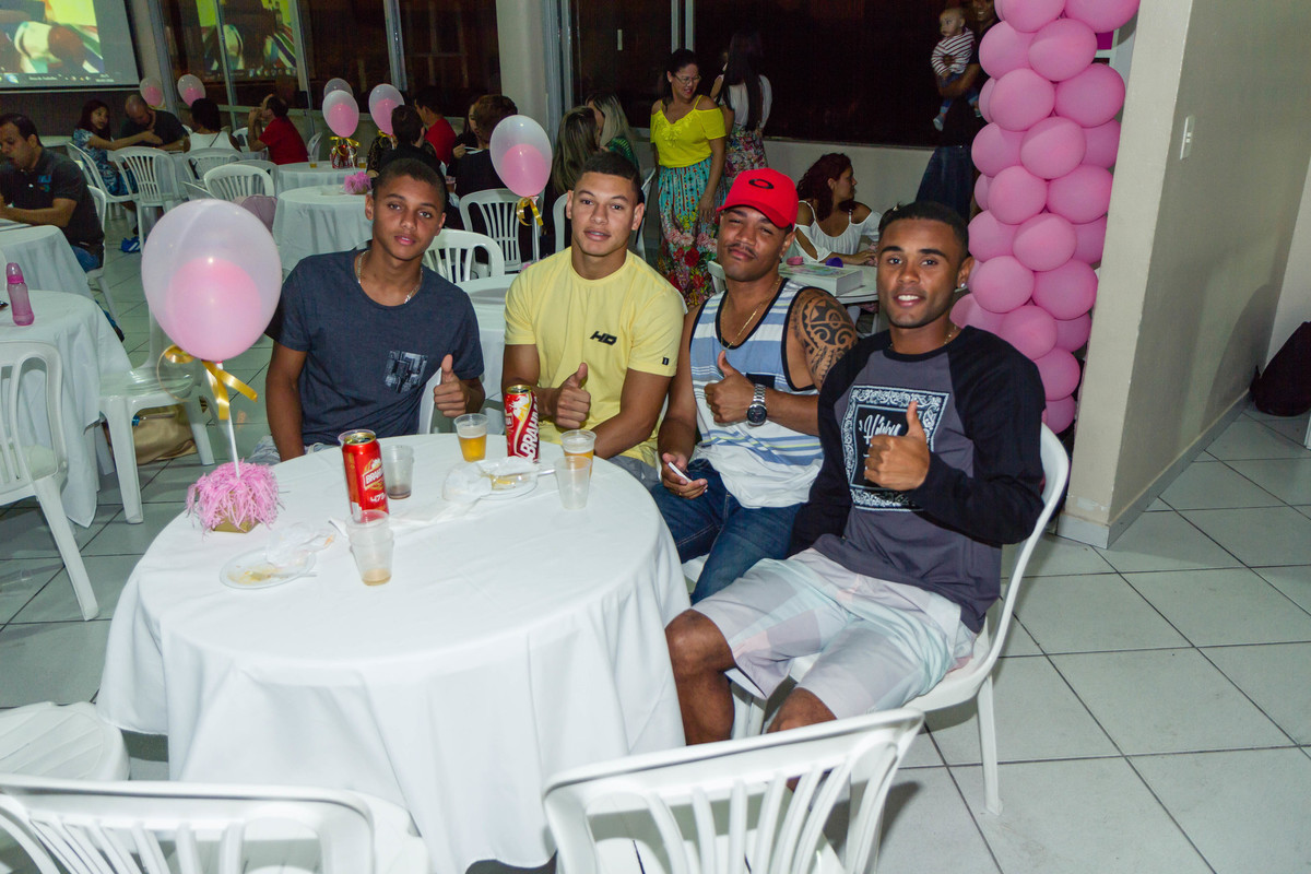 Rapazes na festa da Luísa pelo fotógrafo Douglas Maia