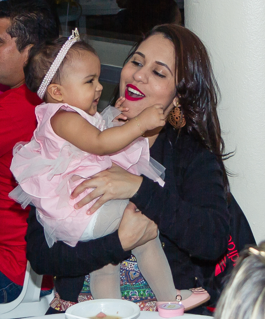 Moça segura Luísa pelo fotógrafo Douglas Maia