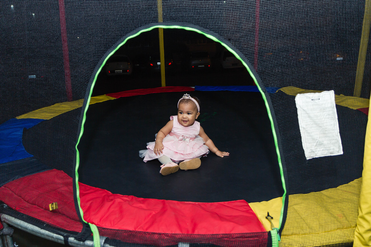 Luísa feliz no pula pula pelo fotógrafo Douglas Maia