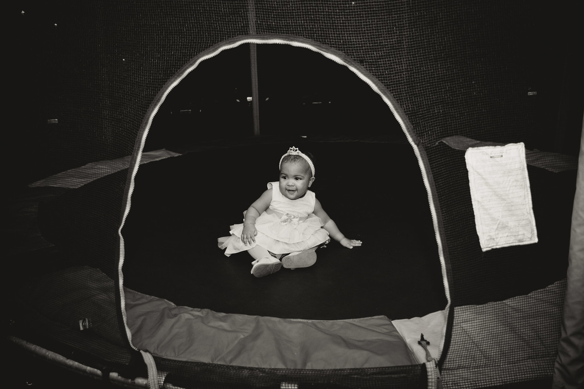 Luísa no pula pula foto preto e branca pelo fotógrafo Douglas Maia