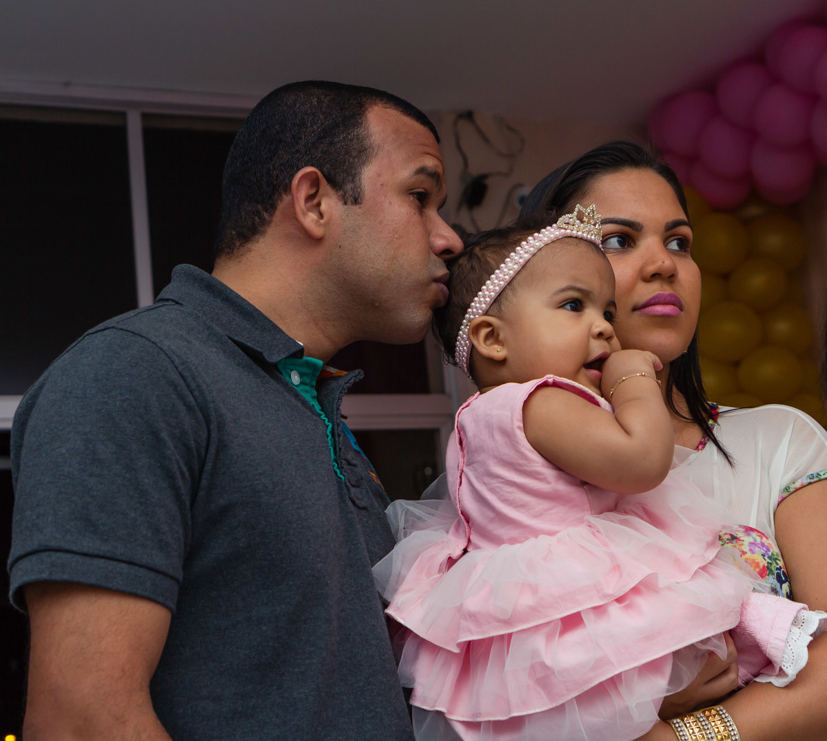 Pai emocionado beija Luísa pelo fotógrafo Douglas Maia