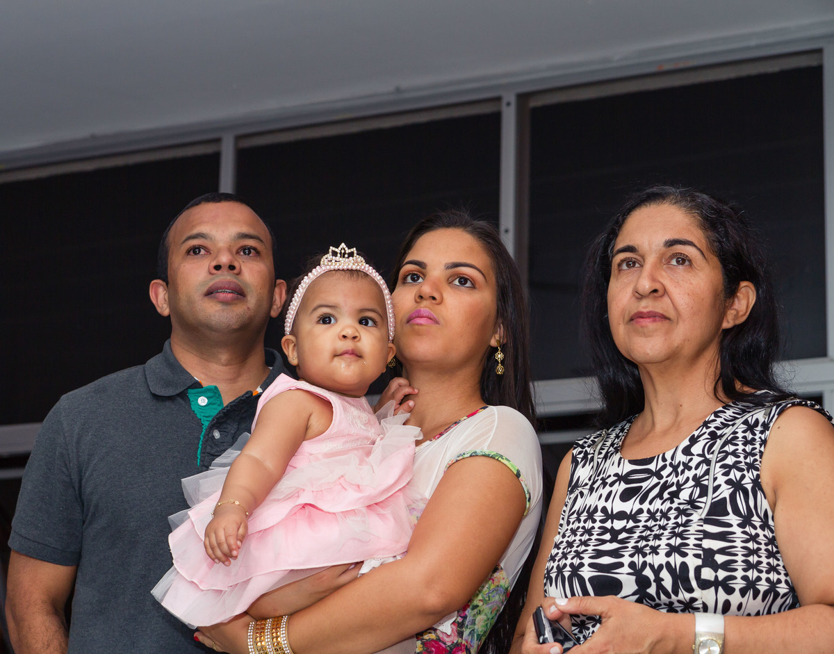 Família assistindo o vídeo pelo fotógrafo Douglas Maia
