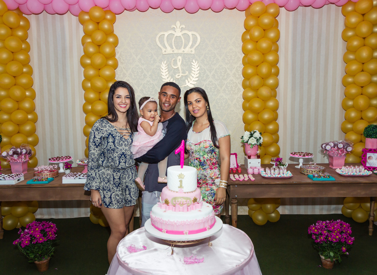 Luísa ao lado de moça e moço pelo fotógrafo Douglas Maia