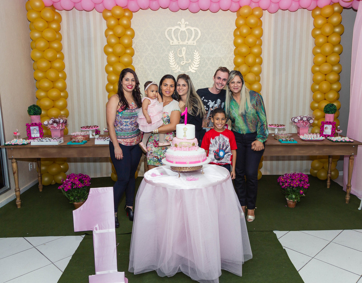 Convidados alegres posam ao lado da aniversariante pelo fotógrafo Douglas Maia