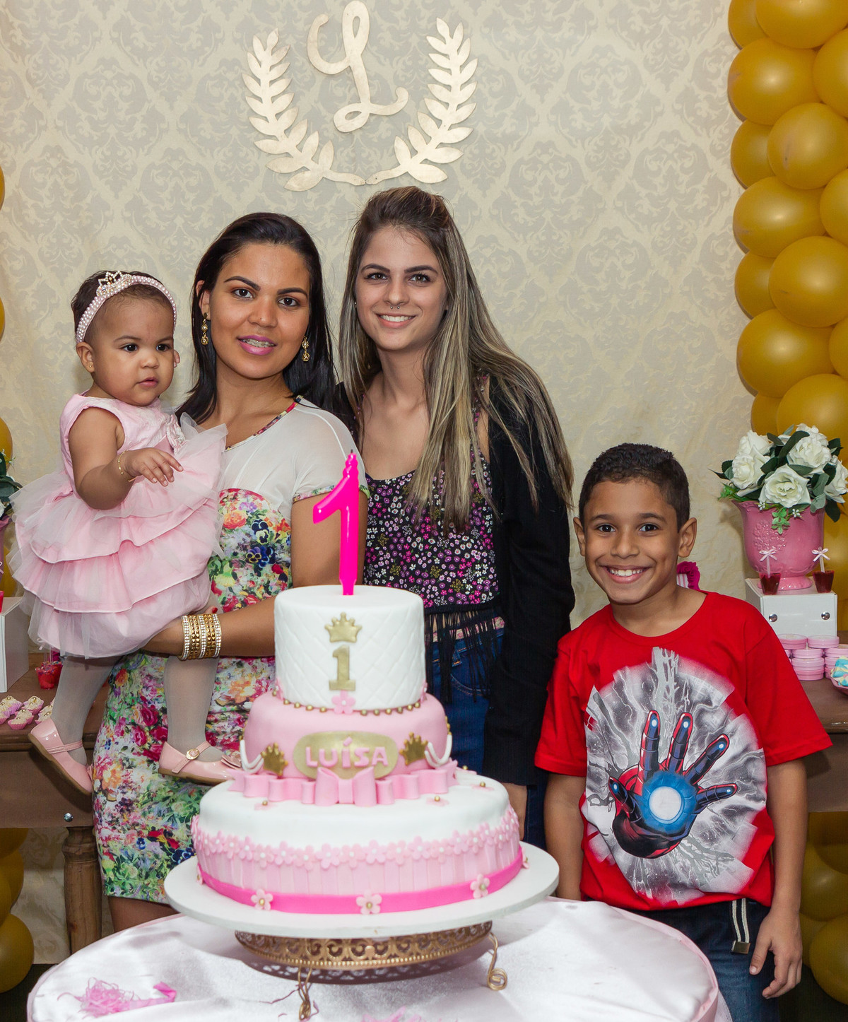 Luísa ao lado de menino com blusa homem de ferro pelo fotógrafo Douglas Maia