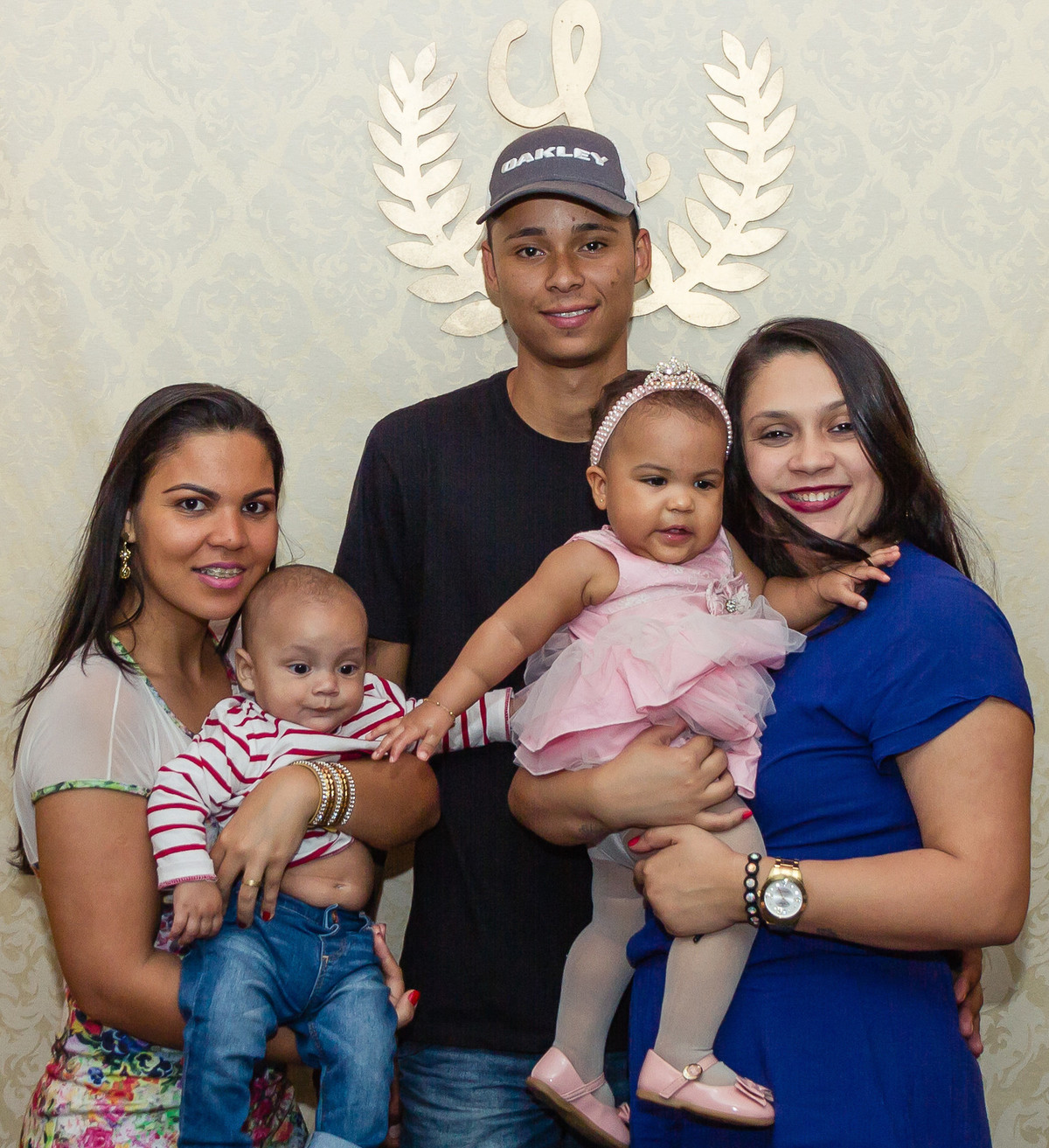 Luísa e sua mãe ao lado de bebê pelo fotógrafo Douglas Maia