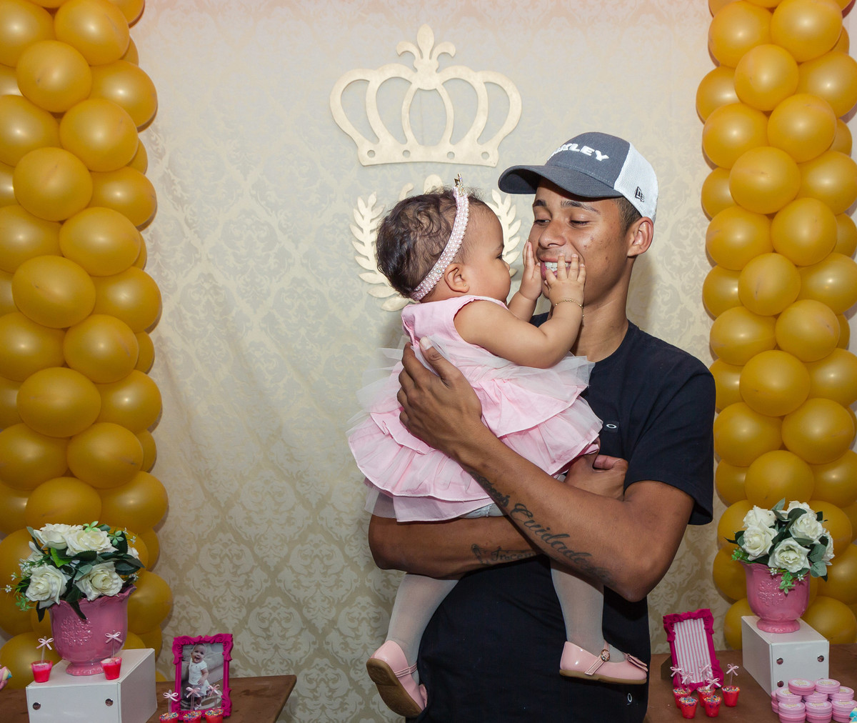 Luísa brincando com rapaz pelo fotógrafo Douglas Maia